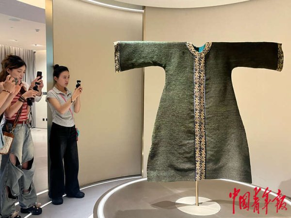 炒股配资行情 从文学作品走进现实世界 《红楼梦》“雀金裘”华锦在杭州复原亮相